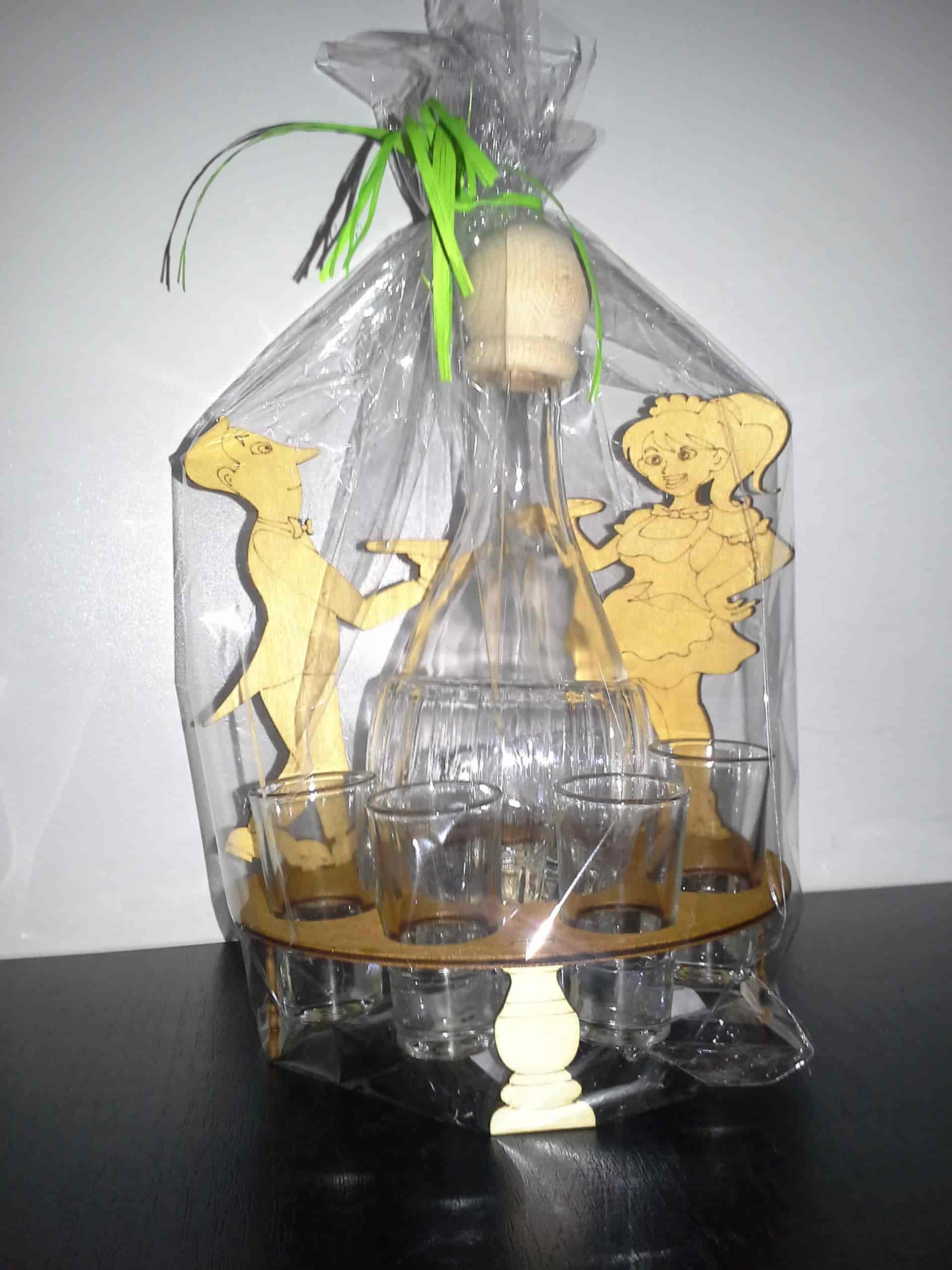 Štamperlíky s fľašou na drevenom stojane v motívom čašníčky a čašníka