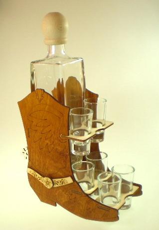 Štamperlíky s fľašou na stojane s motívom kovbojskej čižmy