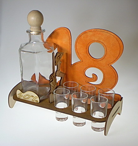 Štamperlíky so sklenenou fľašou na drevenom stojane s označením 18