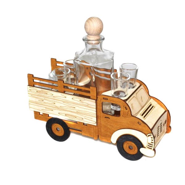 Štamperlíky s fľašou na drevenom stojane s motívom nákladného auta