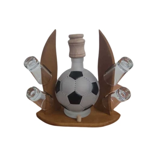 Štamperlíky a fľaša na drevenom stojane s motívom futbalovej lopty